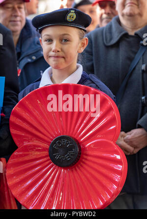 Brentwood, Royaume-Uni. 27 octobre 2018. Royal British Legion Poppy lancement appel Brentwood, Essex Elle Chappell, (11 ans) (avec permission) de l'un des chefs de la marine, à l'occasion du lancement de pavot géant Ian Davidson Crédit/Alamy Live News Banque D'Images