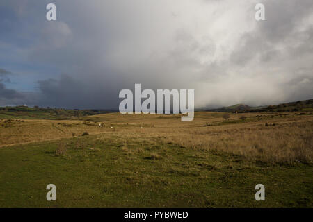 Llandegley, UK. 27 octobre 2018. Les nuages se forment plus Llandegley la neige au Pays de Galles comme la basse pression apporte par temps froid pour le Royaume-Uni. Credit : Keith Larby/Alamy Live News Banque D'Images