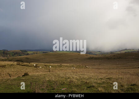 Llandegley, UK. 27 octobre 2018. Les nuages se forment plus Llandegley la neige au Pays de Galles comme la basse pression apporte par temps froid pour le Royaume-Uni. Credit : Keith Larby/Alamy Live News Banque D'Images