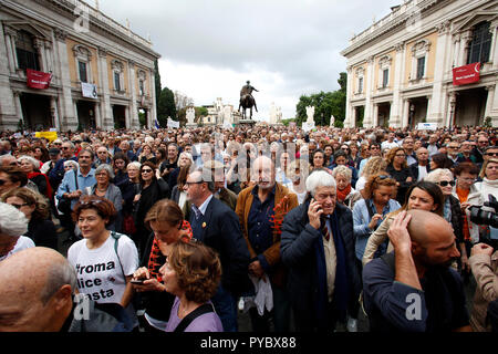 Rome, Italie. 27 Oct, 2018. Vue générale de la place bondée le 27 octobre 2018 Rome. Capitole Square. Démonstration de citoyens romains contre le maire et contre la détérioration et les énormes problèmes qui ont été touchant de Rome au cours des derniers mois, comme des ordures, l'insouciance et d'énormes et dangereux des trous dans les rues. Le sit-in a été organisé par 6 femmes qui a créé le mouvement 'Rome dit stop'. Foto Samantha Zucchi Insidefoto insidefoto Crédit : srl/Alamy Live News Banque D'Images