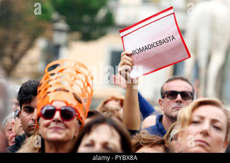 Rome, Italie. 27 Oct, 2018. Rome Rome bannière dit stop le 27 octobre 2018. Capitole Square. Démonstration de citoyens romains contre le maire et contre la détérioration et les énormes problèmes qui ont été touchant de Rome au cours des derniers mois, comme des ordures, l'insouciance et d'énormes et dangereux des trous dans les rues. Le sit-in a été organisé par 6 femmes qui a créé le mouvement 'Rome dit stop'. Foto Samantha Zucchi Insidefoto insidefoto Crédit : srl/Alamy Live News Banque D'Images