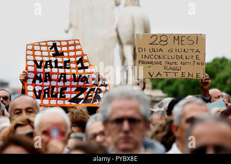 Rome, Italie. 27 Oct, 2018. banderoles Rome le 27 octobre 2018. Capitole Square. Démonstration de citoyens romains contre le maire et contre la détérioration et les énormes problèmes qui ont été touchant de Rome au cours des derniers mois, comme des ordures, l'insouciance et d'énormes et dangereux des trous dans les rues. Le sit-in a été organisé par 6 femmes qui a créé le mouvement 'Rome dit stop'. Foto Samantha Zucchi Insidefoto insidefoto Crédit : srl/Alamy Live News Banque D'Images