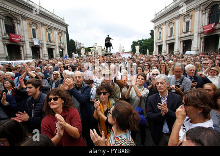 Rome, Italie. 27 Oct, 2018. Vue générale de la place bondée le 27 octobre 2018 Rome. Capitole Square. Démonstration de citoyens romains contre le maire et contre la détérioration et les énormes problèmes qui ont été touchant de Rome au cours des derniers mois, comme des ordures, l'insouciance et d'énormes et dangereux des trous dans les rues. Le sit-in a été organisé par 6 femmes qui a créé le mouvement 'Rome dit stop'. Foto Samantha Zucchi Insidefoto insidefoto Crédit : srl/Alamy Live News Banque D'Images