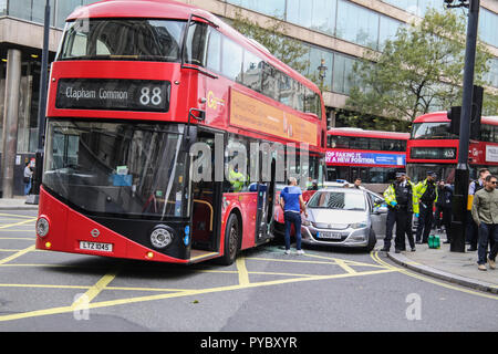 London UK 27 octobre 2018 une collision entre le bus no 88 et une voiture ,dans le coin de Haymarket a la zone autour de Trafalgar Square à l'arrêt/Quezada-Neiman aujourd'hui @Paul Alamy Live News Banque D'Images