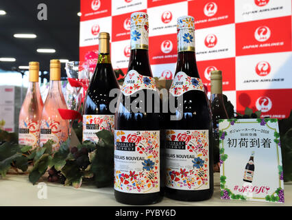 Tokyo, Japon. 27 Oct, 2018. Bouteilles de Beaujolais Nouveau millésime 2018 s'affichent peu après son arrivée à l'aéroport Haneda de Tokyo le samedi, Octobre 27, 2018. La première cargaison de 3 024 bouteilles arrivé de Paris pour le 15 novembre lors de l'embargo sur le vin sera supprimée. Credit : Yoshio Tsunoda/AFLO/Alamy Live News Banque D'Images