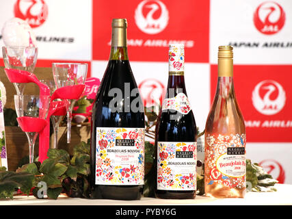 Tokyo, Japon. 27 Oct, 2018. Bouteilles de Beaujolais Nouveau millésime 2018 s'affichent peu après son arrivée à l'aéroport Haneda de Tokyo le samedi, Octobre 27, 2018. La première cargaison de 3 024 bouteilles arrivé de Paris pour le 15 novembre lors de l'embargo sur le vin sera supprimée. Credit : Yoshio Tsunoda/AFLO/Alamy Live News Banque D'Images