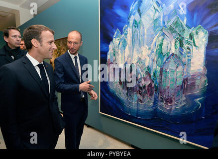 Prague, République tchèque. 27 Oct, 2018. Le président français, Emmanuel Macron (à gauche) visite le Musée des beaux-arts (NG) à Prague, où il a été montré la dernière exposition de la collection française achetée par l'état tchécoslovaque, il y a 95 ans à Prague, République tchèque, le 27 octobre 2018. Photo : CTK Michaela Rihova/Photo/Alamy Live News Banque D'Images