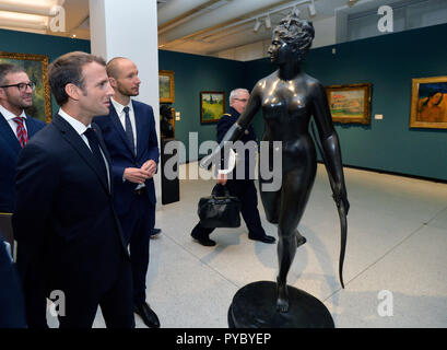 Prague, République tchèque. 27 Oct, 2018. Le président français, Emmanuel Macron (à gauche) visite le Musée des beaux-arts (NG) à Prague, où il a été montré la dernière exposition de la collection française achetée par l'état tchécoslovaque, il y a 95 ans à Prague, République tchèque, le 27 octobre 2018. Photo : CTK Michaela Rihova/Photo/Alamy Live News Banque D'Images