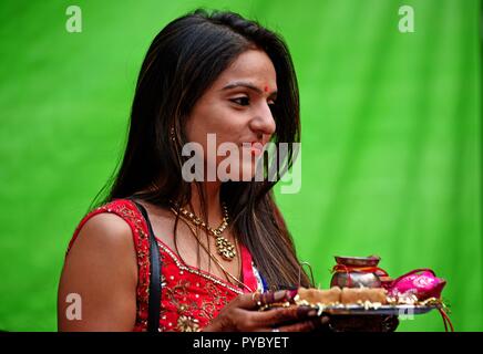 Allahabad, Uttar Pradesh, Inde. 27 Oct, 2018. Allahabad : femmes offrir des prières et rituels effectuer à l'occasion de Karwa Chauth festival à un temple à Allahabad. Credit : Prabhat Kumar Verma/ZUMA/Alamy Fil Live News Banque D'Images