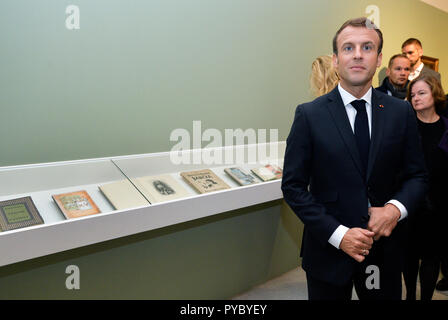 Prague, République tchèque. 27 Oct, 2018. Le président français, Emmanuel Macron (centre) visite le Musée des beaux-arts (NG) à Prague, où il a été montré la dernière exposition de la collection française achetée par l'état tchécoslovaque, il y a 95 ans à Prague, République tchèque, le 27 octobre 2018. Photo : CTK Michaela Rihova/Photo/Alamy Live News Banque D'Images