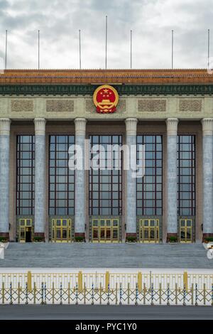 Chine : vue frontale de la Grande Salle du Peuple de la place Tiananmen à Beijing. Le bâtiment est le siège de l'Assemblée populaire nationale, le Parlement le plus important dans le monde. Photo de 17. Septembre 2018. Dans le monde d'utilisation | Banque D'Images