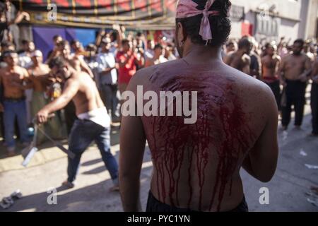 Les musulmans chiites effectuer la coupe / Flagellation chiite / Tatbir, pendant la cérémonie de deuil de l'Achoura rituel. Utilisation dans le monde entier 20.09.2018 | Banque D'Images