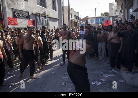 Les musulmans chiites effectuer la coupe / Flagellation chiite / Tatbir, pendant la cérémonie de deuil de l'Achoura rituel. Utilisation dans le monde entier 20.09.2018 | Banque D'Images