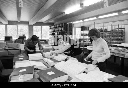 Travailler dans la Zentralstelle zur Vergabe von Studienplaetzen ( ZVS - Bureau Central pour l'attribution des places d'étude) le 20 octobre 1975 à Dortmund. Dans le monde d'utilisation | Banque D'Images