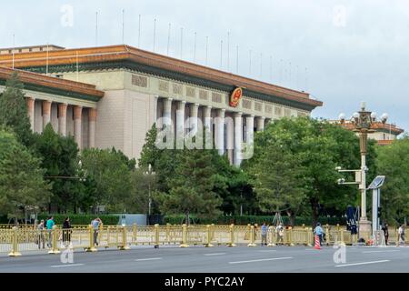 Chine : vue frontale de la Grande Salle du Peuple de la place Tiananmen à Beijing. Le bâtiment est le siège de l'Assemblée populaire nationale, le Parlement le plus important dans le monde. Photo de 17. Septembre 2018. Dans le monde d'utilisation | Banque D'Images