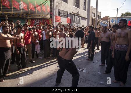 Les musulmans chiites effectuer la coupe / Flagellation chiite / Tatbir, pendant la cérémonie de deuil de l'Achoura rituel. Utilisation dans le monde entier 20.09.2018 | Banque D'Images