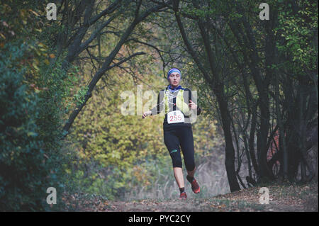 République tchèque, SLAPY, Octobre 2018 : Trail Maniacs Exécuter la concurrence. Femme en marche en descente. Banque D'Images