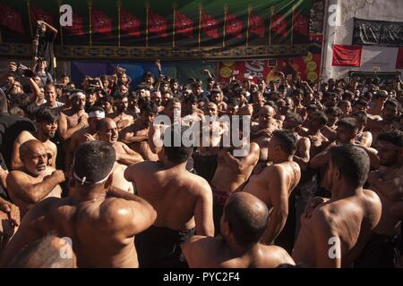 Les musulmans chiites effectuer la coupe / Flagellation chiite / Tatbir, pendant la cérémonie de deuil de l'Achoura rituel. Utilisation dans le monde entier 20.09.2018 | Banque D'Images