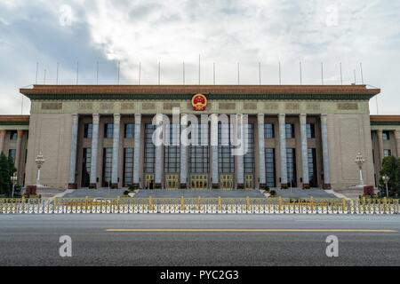 Chine : vue frontale de la Grande Salle du Peuple de la place Tiananmen à Beijing. Le bâtiment est le siège de l'Assemblée populaire nationale, le Parlement le plus important dans le monde. Photo de 17. Septembre 2018. Dans le monde d'utilisation | Banque D'Images