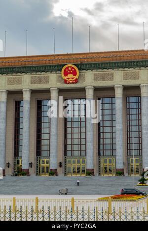 Chine : vue frontale de la Grande Salle du Peuple de la place Tiananmen à Beijing. Le bâtiment est le siège de l'Assemblée populaire nationale, le Parlement le plus important dans le monde. Photo de 17. Septembre 2018. Dans le monde d'utilisation | Banque D'Images