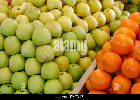 Close-up de pommes et oranges sur un étal au marché couvert de Funchal Banque D'Images