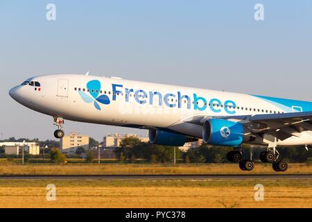 Paris, France - 15 août 2018 Frenchbee : Airbus A330 avion qui décolle de l'aéroport de Paris Orly en France. Dans le monde d'utilisation | Banque D'Images