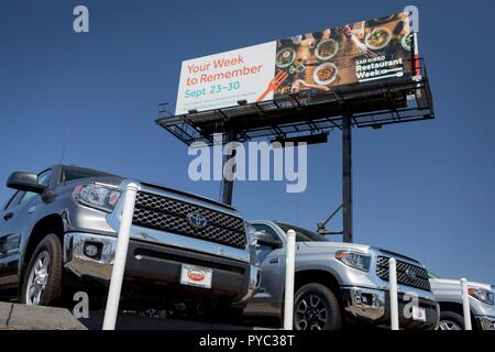 Vus alignés sous un énorme panneau publicitaire à un concessionnaire Toyota dans la région de Kearny Mesa, en septembre 2018. Dans le monde d'utilisation | Banque D'Images