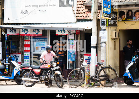 Hikkaduwa, Sri Lanka. Le 6 mars 2018. La circulation automobile et les gens de la rue. Banque D'Images