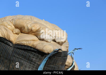 Plaques en plastique dans un sac en nylon. Dirdy feuillets en plastique dans un grand sac noir, Close up. Utilisation de plastique agricole. Banque D'Images