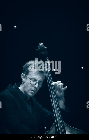 Bassiste de Jazz Adrian Knowles en solo avec 'Atlantic' Crossover Jazz Festival 2018, Scarborough Banque D'Images