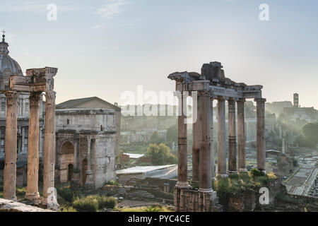 À l'échelle du Forum Romain à l'aube, à partir de la colline du Capitole, avec le temple de Saturne dans le premier plan, Rome, Italie. Banque D'Images