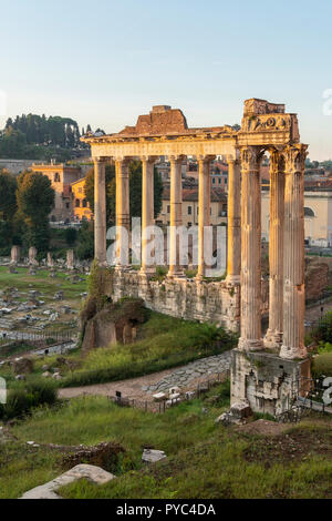 À l'échelle du Forum Romain à l'aube, à partir de la colline du Capitole, avec le temple de Saturne dans le premier plan, Rome, Italie. Banque D'Images