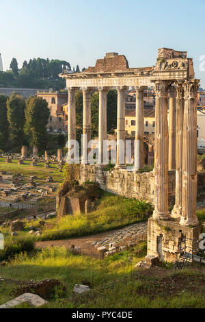 À l'échelle du Forum Romain à l'aube, à partir de la colline du Capitole, avec le temple de Saturne dans le premier plan, Rome, Italie. Banque D'Images