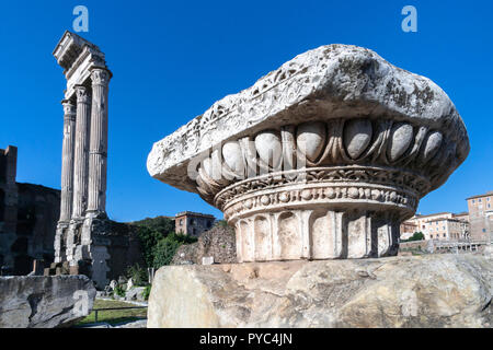 À l'échelle du Forum Romain vers les autres colonnes du temple de l'Dioscures, Rome, Italie. Banque D'Images