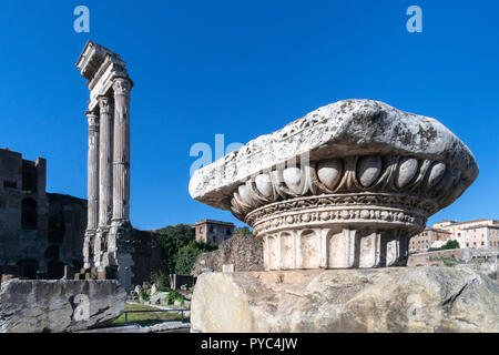 À l'échelle du Forum Romain vers les autres colonnes du temple de l'Dioscures, Rome, Italie. Banque D'Images