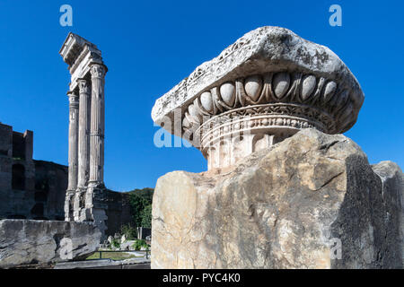 À l'échelle du Forum Romain vers les autres colonnes du temple de l'Dioscures, Rome, Italie. Banque D'Images