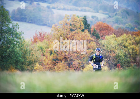 République tchèque, SLAPY, Octobre 2018 : Trail Maniacs Exécuter la concurrence. Runner sur le pré. Des arbres sur l'arrière-plan en couleurs automnales. Banque D'Images