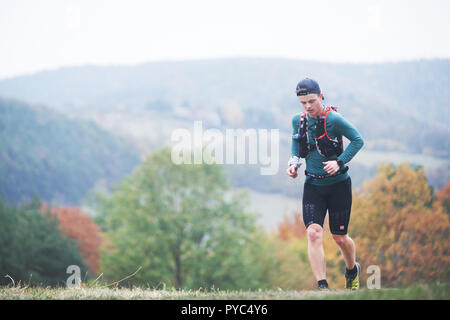 République tchèque, SLAPY, Octobre 2018 : Trail Maniacs Exécuter la concurrence. Jeune homme s'exécuter en nature d'automne. Banque D'Images