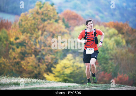 République tchèque, SLAPY, Octobre 2018 : Trail Maniacs Exécuter la concurrence. Jeune homme s'exécuter en nature d'automne. Banque D'Images