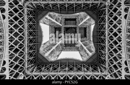Le noir et blanc l'image graphique de la Tour Eiffel vue d'en bas, Paris, France Banque D'Images