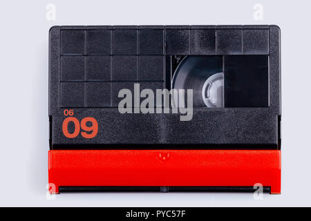 Une cassette MiniDV pour caméras vidéo sur bande magnétique isolé sur blanc. Banque D'Images