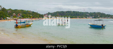 Unawatuna. Le Sri Lanka. Le 11 mars 2018. Bateau dans le lagon sur la plage. Banque D'Images