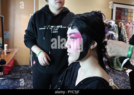 Elle Guang Hu Couture backstage Banque D'Images