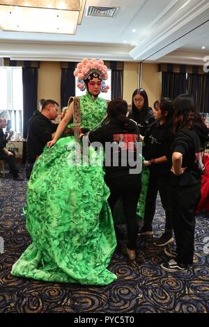 Elle Guang Hu Couture backstage Banque D'Images