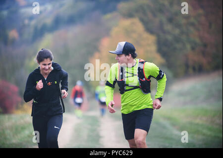 République tchèque, SLAPY, Octobre 2018 : Trail Maniacs Exécuter la concurrence. L'exécution de Smiling Couple. Banque D'Images