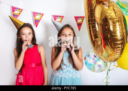 Groupe d'enfants célébrer ensemble l'anniversaire Banque D'Images