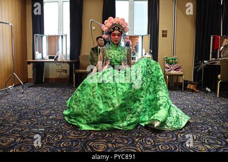 Elle Guang Hu Couture backstage Banque D'Images