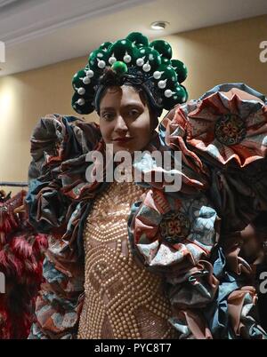 Elle Guang Hu Couture backstage Banque D'Images