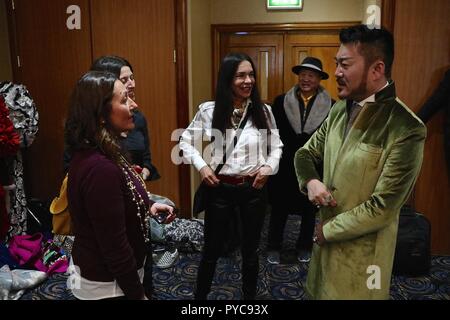 Elle Guang Hu Couture backstage Banque D'Images