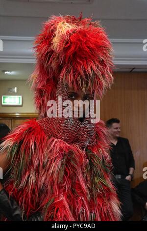 Elle Guang Hu Couture backstage Banque D'Images